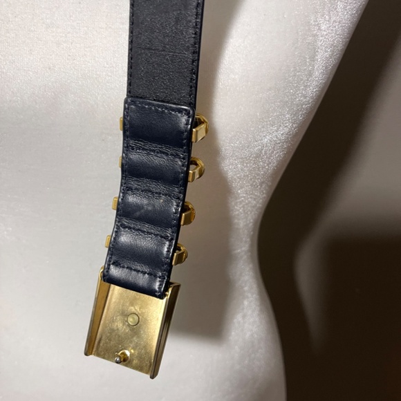 90s Vintage Gianni Versace leather belt w/ Medusa and gold paper clips - Picture 5 of 7